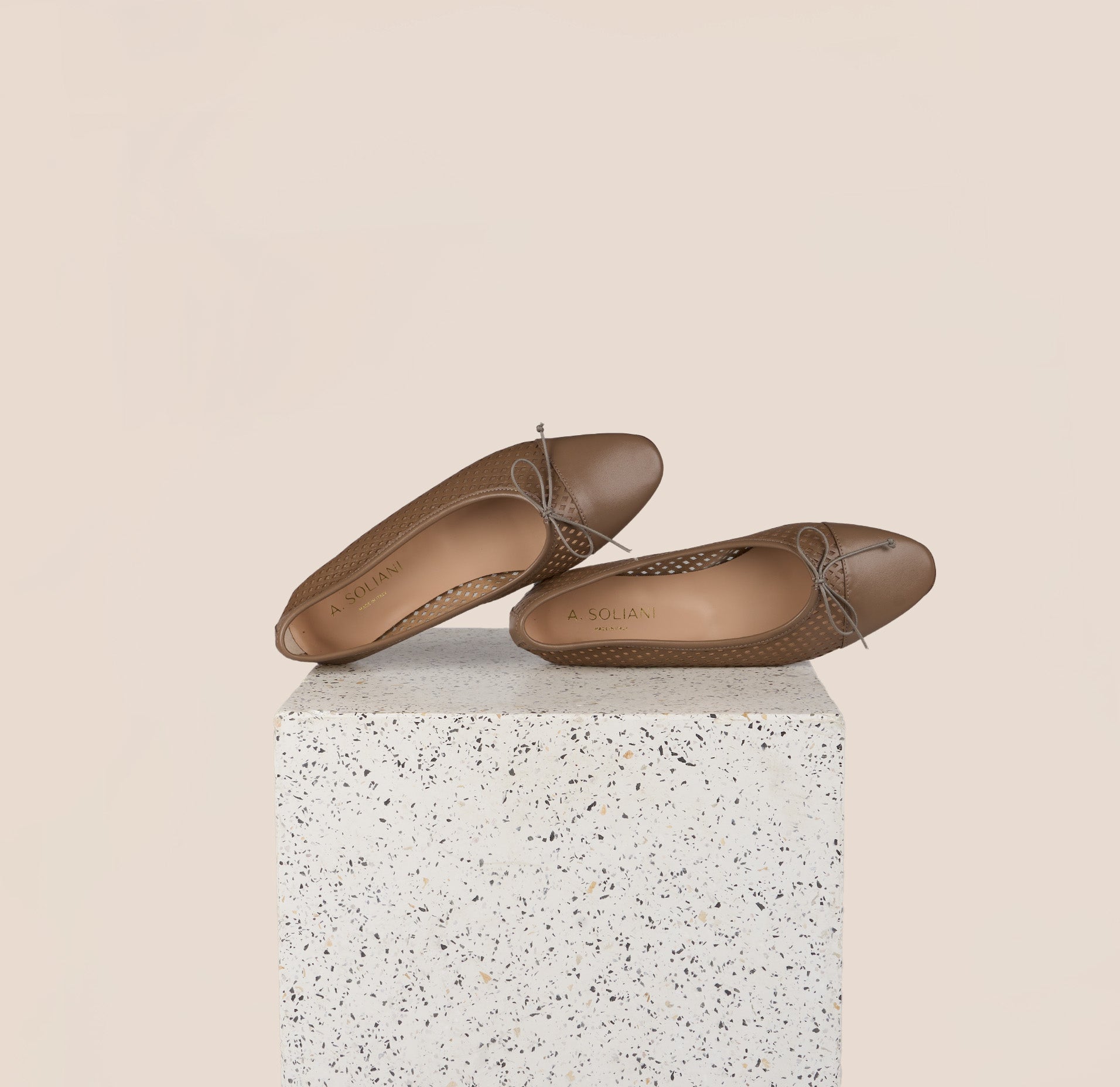 Como - Perforated Taupe (cap toe)