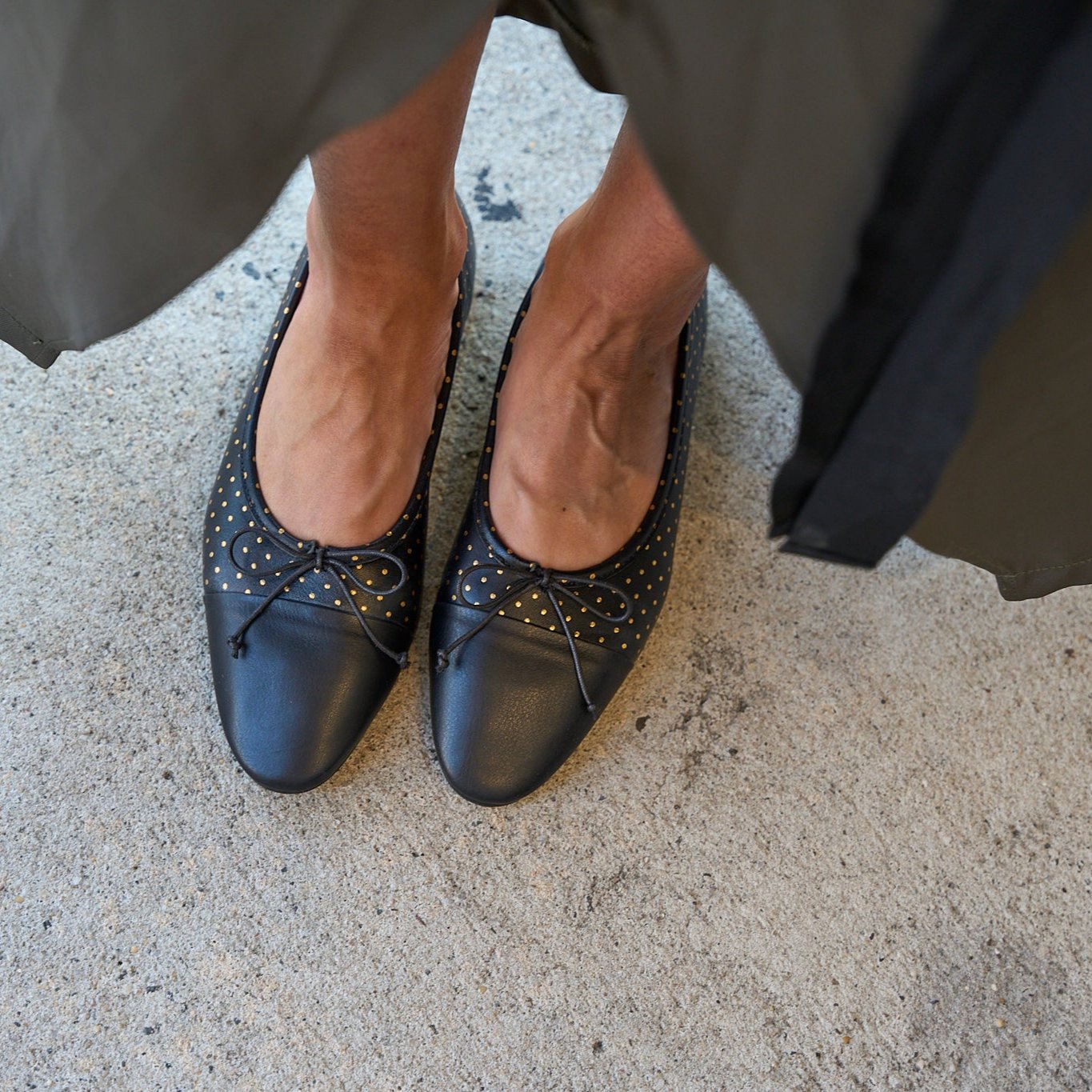 Como - Dotted Gold/Black Leather