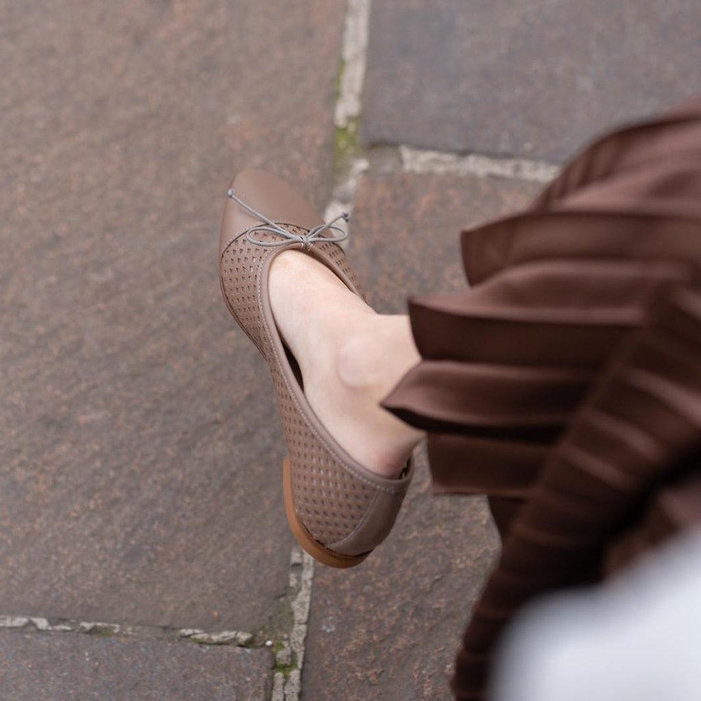 Como - Perforated Taupe (cap toe)