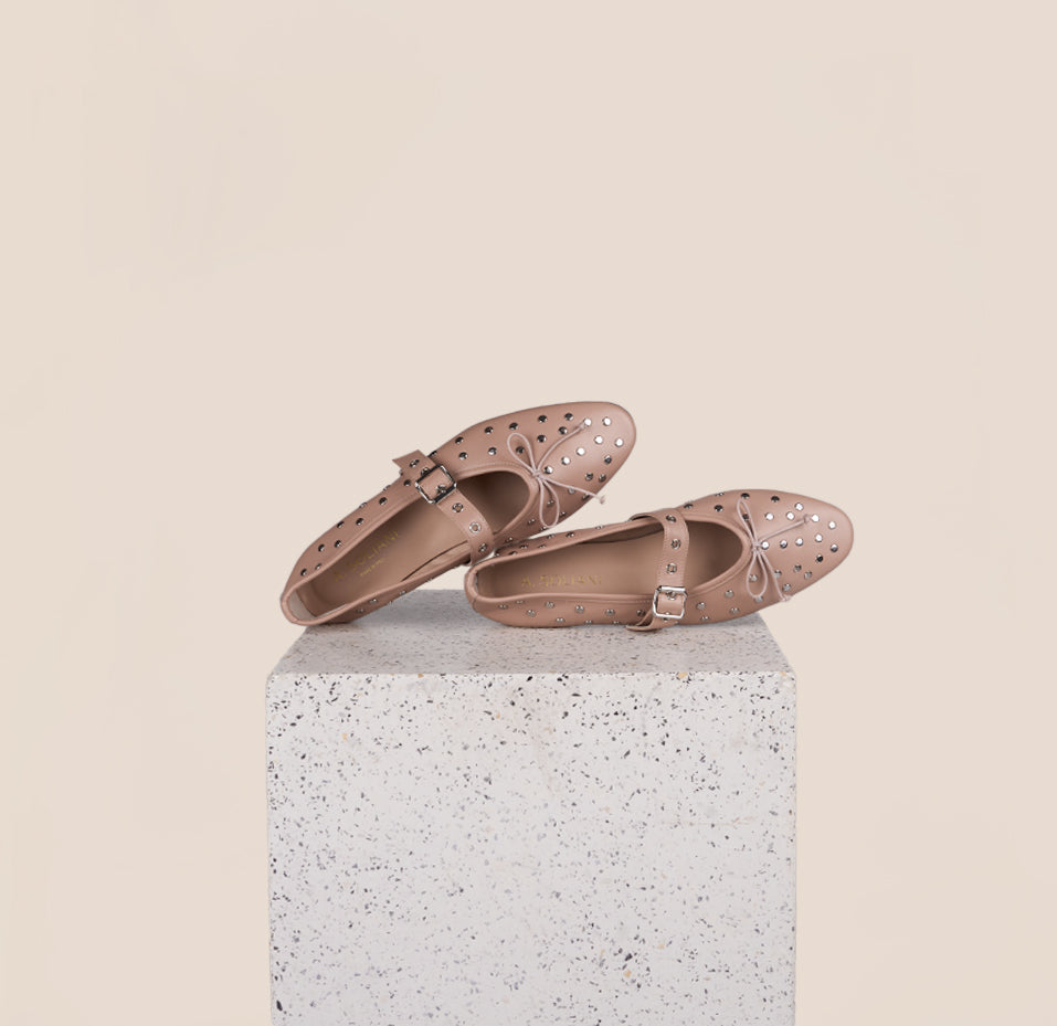 Como Buckle - Nude Studs
