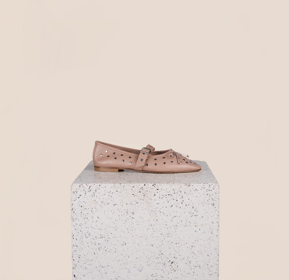 Como Buckle - Nude Studs